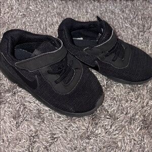 Nike Kids Rosche Black Sneakers size 8